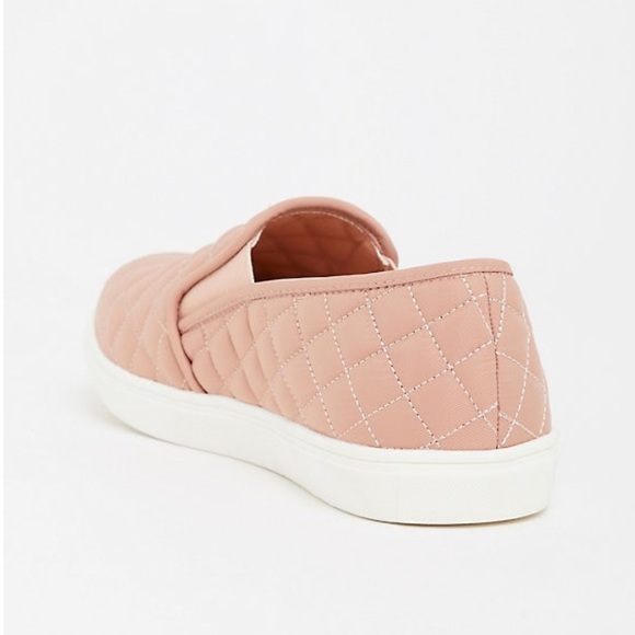 ✨SOLD✨Torrid Blush Quilted Slip On Sneaker 9.5 - Picture 3 of 4